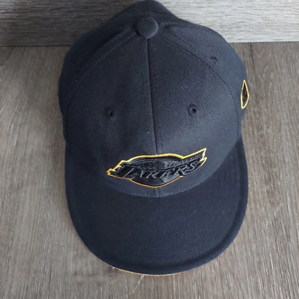 Adidas Los Angeles Lakers 210 Fitted Flex Hat 7 1/4 to 7 5/8 NBA Black